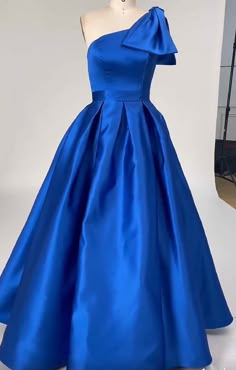 Dress Tailoring, Royal Blue Formal Dress, Royal Blue Party Dress, Classic Prom Dress, Frocks And Gowns, Evening Dress Patterns, Girls Dresses Diy, Bridesmaid Dresses Long Chiffon, One Shoulder Prom Dress