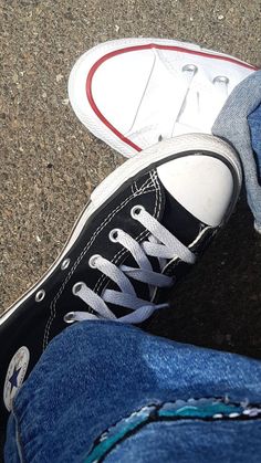 High Top Converse Outfits, Cute Converse, Nike Shoes Outfits, Couple Shoes, Converse White, Black Converse, Outfits With Converse, Instagram Photo Ideas Posts, Foto Ideas Instagram