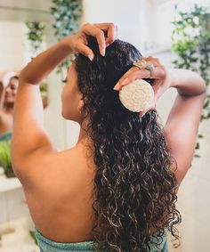 Guia dos cosmésticos naturais: 9 produtos para cabelo » STEAL THE LOOK Rice Water Shampoo Bar, Rice Water Shampoo, Rice Shampoo, Shampoo Bar Recipe, Reduce Hair Fall, Rice Water, Hair Cleanse, Herbal Hair, Conditioner Bar