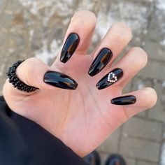 С сердечком🤍 Black Nail Art, Acrylic Nails Coffin Short, Acrylic Nails Coffin, Nail Paint, Black Nails, Swag Nails, Coffin Nails, Fake Nails