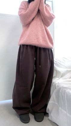 Japanese Cozy Outfits, Knitted Korean Outfit, Brown Acubi Fashion, Douyin Comfy Outfit, Acubi Fashion Comfy, Tomboyish Outfits, Baggy Outfit Ideas, Really Cute Outfits, Comfortable Outfits