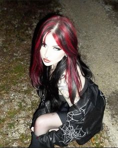 Black And Red Skunk Hair, Red And Black Raccoon Hair, Emo Aesthetic Hair, Brown Hair With Red Ombre, Goth Colored Hair, Skunk Red Hair, Skunk Hair Ideas, Red And Black Skunk Hair, Skunk Hair Red