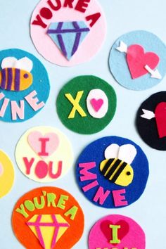 valetines day diy gifts and home decor Do It Yourself Quotes, Felt Patches, Felt Patch, Weekend Crafts, Felt Crafts Diy, Diy Felt, Diy Patches, Valentine's Day Diy