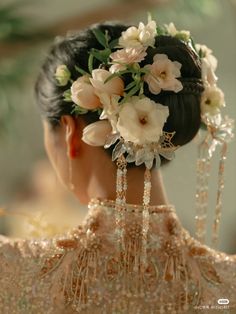 Wedding Hairstyles Chinese, Intricate Hairstyles For Long Hair, Flower Hair Styles, Japanese Wedding Hairstyle, Chinese Wedding Hairstyles, Lotus Hairstyle, Flowers In Long Hair, Floral Wedding Hairstyles, Ethereal Hairstyles