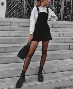 Fotografi Fesyen, Black And White Outfit, Skirt Diy, Skirt Tulle, Corduroy Overall Dress, Outfits 2016, Fashion Curvy, 90's Fashion, Pullover Outfit