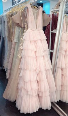 Store Envy Dresses, Fairy Tail Dress Prom, Hall Gown Prom Dress, Pink Prom Dresses Aesthetic, Layered Prom Dress Ruffles, Wanhat Dress, Cute Outfits For Paris, Simple Elegant Prom Dresses, Fun Prom Dresses