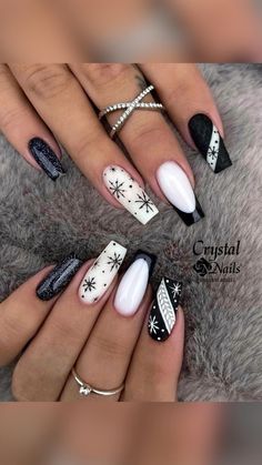 Elegant Christmas Nails 2023, Popular Christmas Nails, Black Xmas Nails, Black And White Nails, Finger Art, Nagellack Trends, Top Nails, Finger Paint, Snowflake Nails