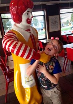 26 people having fun with statues - Gallery Mcdonalds Funny, Justin Bieber Jokes, Indian Funny, 밈 유머, A Clown, Funny Couples