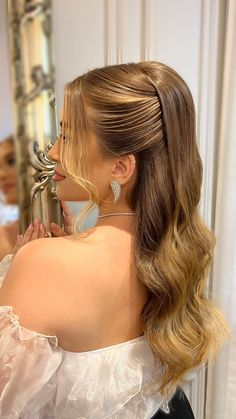 September Wedding Hairstyles, Bride Accessories Hair, Pithi Hair Styles, Formal Hairstyles Down Curly, Stylish Hair Styles For Long Hair, Wedding Hairstyles For Off The Shoulder Dress, Straight Bridesmaid Hairstyles, Hair Styles For Special Occasion, Wedding Hairstyles For Layered Hair