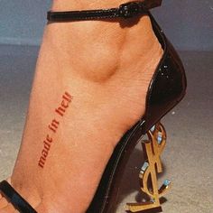 a woman's foot with a tattoo on it that reads, there is no fear