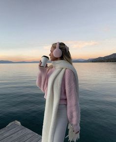 soft and trendy winter combinations #2024glowup #moda #trend #trending #aesthetic #keşfet #kesfetteyiz #kombin #stilettos #kısahikaye #sonbahar #pozole Feminine Winter Outfits, Vinter Mode Outfits, Girls Winter Outfits, Look Rose, Winter Outfits Aesthetic, Chic Winter Outfits, Stylish Winter Outfits, Winter Fashion Outfits Casual, Snow Outfit