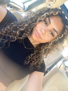 Dark Curly Hair With Money Piece, Blonde Highlights With Curly Hair, Dark Curly Hair Blonde Highlights, Hair Color Inspo Curly Hair, Peekaboo On Curly Hair, Blonde Balayage On Dark Curly Hair, Curly Hair Highlights Brown, Highlights Curly Hair Black Women