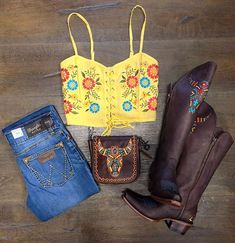 Skirt And Tshirt Outfits, Skirt And Tshirt, Baile Outfits, Cowgirl Boots Outfit, Boot Outfits, Cowgirl Outfit