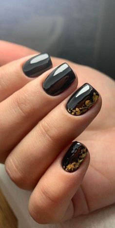 Nails 2023 Trends Winter Black, Black Elegant Nails Sparkle, Black Nails With Gold Flakes, Nye Nails 2022, Black Autumn Nails, Nail Ideas Black, Classy Black Nails, Black Nail Ideas, Gold Gel Nails