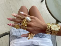 Gaudy Jewelry, Dope Jewelry Accessories, Dope Jewelry, Jewelry Fashion Trends, Classy Jewelry, Stacked Jewelry, Jewelry Lookbook, Jewelry Inspo, Jewelry Business