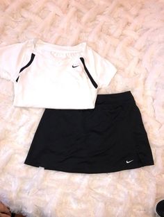 Gold Hinge Skirt, Nike Tennis Outfits, Tennis Skirt Outfit, Tennis Outfit, Fitness Wear Outfits, Nike Tennis, Tennis Clothes, Sporty Outfits, Tennis Skirt