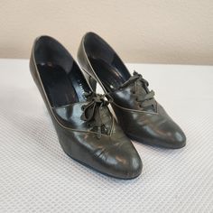 Vintage 60s Jean Rimbaud Granny Shoes Olive Green Size 7 Heels Mod GoGoMade in France Size 7 M Width 3" Heel Some light scuffs on the leather toes as shown. Grandma Shoes, Granny Shoes, Womens Pumps, Vintage 60s, Womens Heels, Shoes Women Heels, Olive Green, Shoes Heels, Size 7