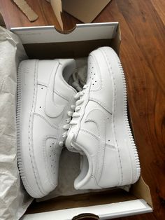 Air Force Branco, Tenis Air Force, Basket Nike, White Nike Shoes, Pretty Shoes Sneakers, Fashion Shoes Heels, Tenis Nike, Nike Air Shoes, Cute Nike Shoes