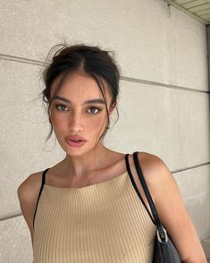 Apprécié par les sœurs Kardashian ou encore Emily Ratajkowski, le crayon à lèvres regagne en popularité. Explications. Kelsey Merritt Hair, Kelsey Merritt, The Fine Print, Fine Print, Mode Inspo, 가을 패션, Pretty Makeup, Aesthetic Makeup, Makeup Inspo