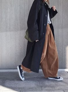 Moda Ulzzang, Style Hijab, Easy Style, Looks Street Style, Lady Fashion, Autumn 2024, Brown Pants, Mode Inspo, Moda Vintage