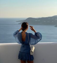 Singer Life, Greece Girl, Sunset Dress, Greece Outfit, Parisian Summer, Blue Sunset, Set Outfits, Outfits With Converse, Europe Summer