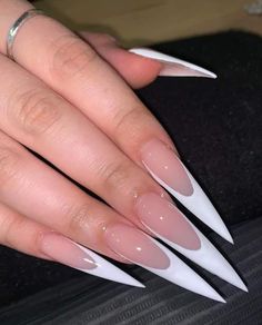 Super Sharp Stilleto Nails, Stilleto Nails French Tip Designs, Stilleto Nail Idea, White Stiletto Nails, Acrylic Nails Stiletto