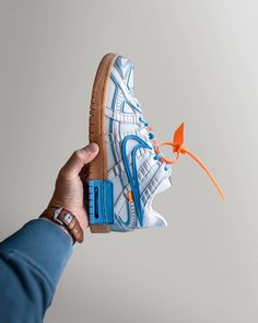 La Air Rubber Dunk Off-White UNC est disponible sur wethenew.com ➖ 📸 @manfredvonkoreand Best Sneakers, Saucony Sneaker, Style Board