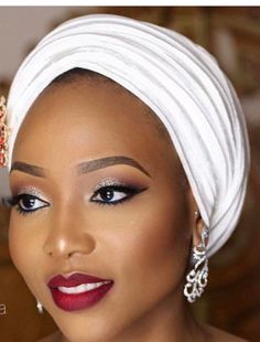 Black Smokey Eye Makeup, Mekap Mata, 20 Makeup, Velvet Turban, Makeup For Black Skin, Afrikaanse Mode, Soft Glam Makeup, Smink Inspiration, Natural Makeup Tutorial