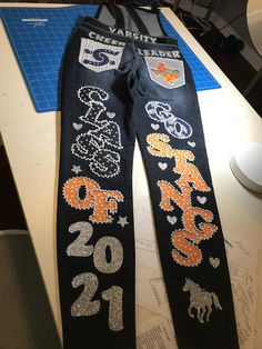 Homecoming Spirt Pants, Homecoming Overalls Diy, Homecoming School Spirit Outfits, Senior Class Pants, Spirit Week Jeans Ideas, 2023 Senior Jeans, Cheer Spirit Jeans, Spirit Overalls Ideas, Spirit Week Pants Ideas