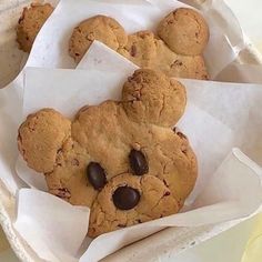 there are cookies in the bowl on the table