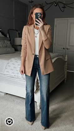 Flare Jeans And Blazer Outfit, Elevated Casual Outfits Women, Beige Blazer Outfit, Jeans Blazer Outfit, Jeans And Shirt, January Outfits, Outfit Trabajo, Work Ootd, Clothes For Winter