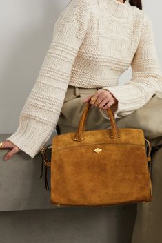 Métier's 'Private Eye' tote might just be named for its subtlety. Generously sized to fit all your daily essentials, it's crafted from suede in an elegant top-handle shape that can be carried by a detachable strap, too. The pull-out pouch can be converted into a cross-body bag - ideal for after-work events. Designer Purse Outfit, Suede Purse Outfit, Crochet Upcycle, Flowy Fashion, Embroidery Purse, Boho Queen, Purse Outfit, Chic Purses, Purse Style