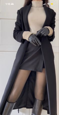 Elegante Casual, Looks Chic, Fancy Outfits, Casual Style Outfits, Winter Fashion Outfits, Elegant Outfit, Leather Gloves, Black Coat, Minimalist Fashion