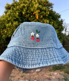 Hand embroidered strawberries on your color choice bucket hat. Perfect for the spring and summer days coming up. 🌞🍓Feel free to message me if you'd like the strawberries on a different colored bucket hat than listed :) 100% cotton Free Shipping💌 Bucket Hats Aesthetic, Bucket Hat Painting, Strawberry Bucket Hat, Whimsical Clothes, Embroidered Strawberries, Bucket Hat Aesthetic, Preppy Tote Bags, Accesorios Aesthetic, Strawberry Hat