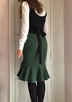 1960 Fashion Women Classy, Dress 70s Style, January Fashion, Elegant Office Wear, Business Dress Women, Feminine Skirt, Formal Outfit, Professional Outfits