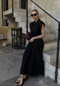 Lydia Tomlinson, Black Summer Outfits, Chic Minimalista, Parisian Outfits, Polished Casual, Office Casual Outfit, Roman Holiday, Elegant Maxi Dress, Estilo Chic