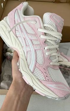 Pink Asics Shoes, Gel Kayano Asics, Acisis Shoes, Asics Outfit, Asics Kayano, Pink Asics, Pink New Balance, Stile Blair Waldorf, Pretty Sneakers