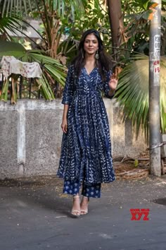 Simple Kurta Sets For Women, South Indian Kurti Designs, Daily Wear Kurtis Style Casual, Daily Wear Kurtis Casual, Daily Wear Kurtis, Gabriela Montez, Simple Frock, Punit Balana, Malavika Mohanan