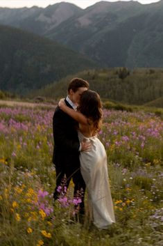 Bride and Groom kiss during their Sunset Elopement in the Aspen Wildflowers Mountain Style Wedding, Dreamy Mountain Wedding, Elopement Inspo Pictures, Colorado Wedding Pictures, Aspen Engagement Photos, Field Wedding Pictures, Farm Wedding Pictures, Colorado Wedding Photos, Elopement Photography Mountains