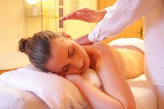 How To Run Facebook Ads for Massage Therapist - Digital Marketing For Local Businesses Bolesti Chrbta, Endocannabinoid System, Swedish Massage, Getting A Massage, Massage Benefits, Thai Massage, Natural Therapy, Massage Techniques