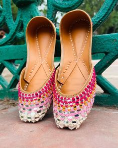 Juti Shoes Pattern, Punjabi Shoes, Holiday Party Shoes, Indian Wedding Shoes, Friendship Day Gifts, Punjabi Jutti, Christmas Shoes, Holiday Shoes, White Mirror