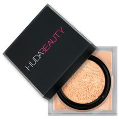 An easy-to-use loose powder, perfectly curated for all skin tones to create an airbrushed, long-lasting complexion, blur the appearance of pores and fine lines, and hold makeup in place all day long. The HUDA BEAUTY Easy Bake Loose Powders are inspired by Huda’s strong belief that the technique of baking is a key step to creating a flawless finish, while also ensuring long-lasting, melt-proof makeup. Easy Bake is easy to use thanks to its unique powder net, which disperses a controlled amount of Mekap Mata, Easy Bake, How To Apply Concealer, Smink Inspiration, Translucent Powder, Finishing Powder, Baking Set, Benefit Cosmetics, Face Powder