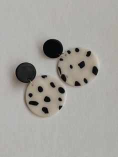 Elevate your style with our chic black and white dotted round drop earrings. Featuring a sleek black top part, these handmade earrings combine modern design with playful patterns. Black And White Polymer Clay, White Polymer Clay Earrings, White Polymer Clay, Black Top, Polymer Clay Earrings, Handmade Earrings, Clay Earrings, Jewelry Crafts, Favorite Jewelry