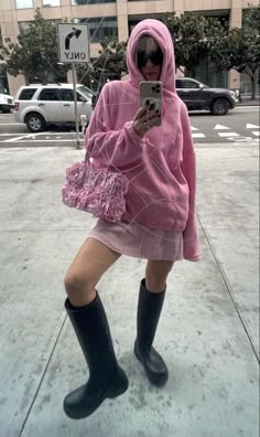 Pink Hoodie Outfit Aesthetic, Hoodie Outfit Street Style, Oversized Pink Hoodie, Light Pink Outfit, Pink Hoodie Outfit, Pink And Black Outfit, Insta Aesthetic, Outfit Street Style, Model Accessories