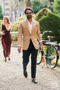 Outfit Hombres, Italian Men Style, Wedding Guest Outfit Men, Pitti Uomo Street Style, Costume Beige, Summer Wedding Suits, Italian Mens Fashion, Summer Suits Men, Mens Wedding Attire