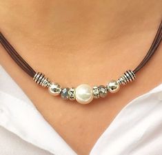 Leather Cord Necklace Pendant, Leather Necklace Ideas, Necklace Making Ideas, Handmade Jewelry Ideas Necklace, Leather Necklace Diy, Leather Necklace Women, Diy Choker Necklace, Boho Leather Necklace, Leather Pearl Jewelry