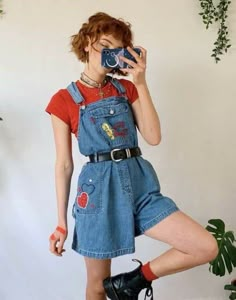 90s Overalls Trend #90sfashion #90sstyle #90saestethic #90soveralls Outfit Ideas 80s Style Summer, 80s Outfits Shorts, Quirky Fashion Summer, Quirky Summer Outfits, Dungarees Outfit Women, Overalls Styling, Aesthic Outfits, Overall Outfits Summer, 80s Summer Fashion