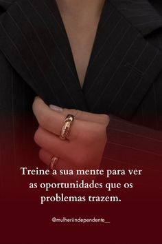 a woman wearing a suit and ring with the words, trene a sua mente para ver as oportundados que problemas trazen