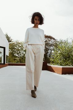 ♕ insta and pinterest @amymckeown5 Pleated Pants Outfit, Minimalist Moda, Pleated Pant, Mom Pants, Paris Mode, Mode Casual, Mode Inspo, Pleated Pants