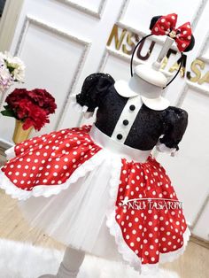 If you want an outfit for girls' birthdays that will make them look unique, this outfit is for you! This 1 year old red minnie mouse dress will look great on your girls! The black sequins on the top of the dress, the white collar, the polka dot, the white and stylish ribbon on the back, the fine workmanship, the embroidery details will suit the girls very, very well! Also included in the dress is a polka dot ribbon and a minnie mouse-shaped hairpin that will complement the stylish look. The colo Red Fitted Princess Dress For Birthday, Fitted Red Princess Dress For Birthday, Red Halloween Dress For Dress-up, Red Dress For Halloween Dress-up, Minnie Mouse Princess Dress For Dress-up, Princess Minnie Mouse Dress-up Dress, Princess Style Minnie Mouse Dress-up Dresses, Red Minnie Mouse Party Dress, Red Fitted Minnie Mouse Dress